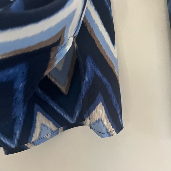 Small woman’s blue Chevron blouse bell sleeve - Picture 4 of 6